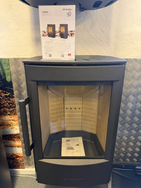 Wiking Miro 2, vägghängd vedspis - utställningsmodell