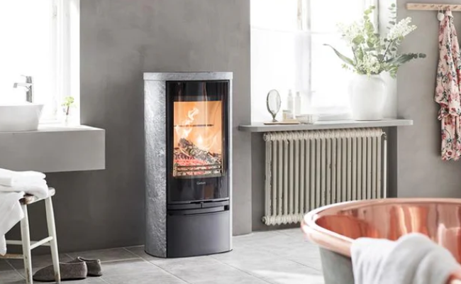 Hvordan renser man ruden på en brændeovn?